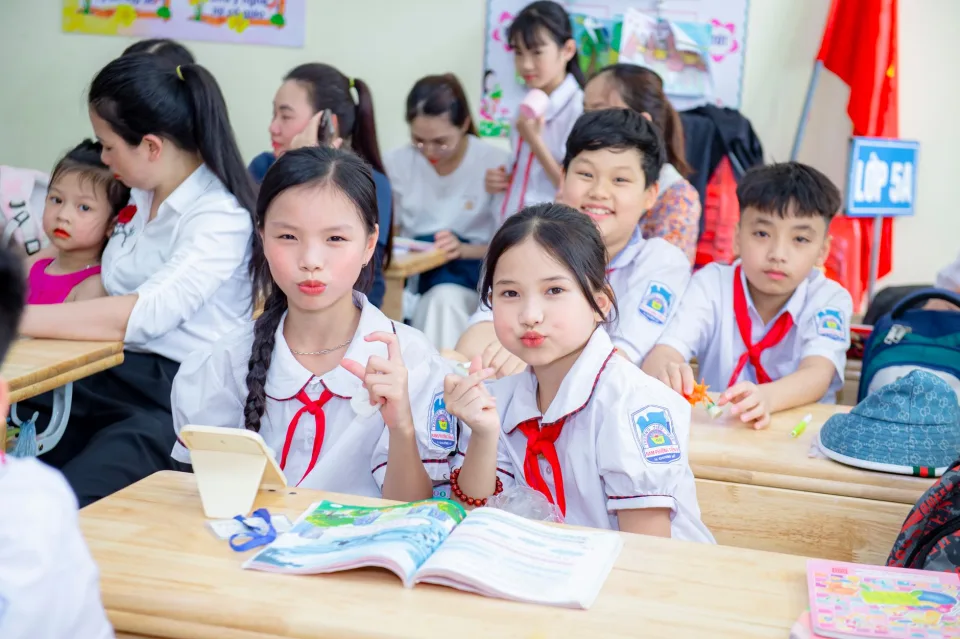 Giáo viên đang hướng dẫn học sinh